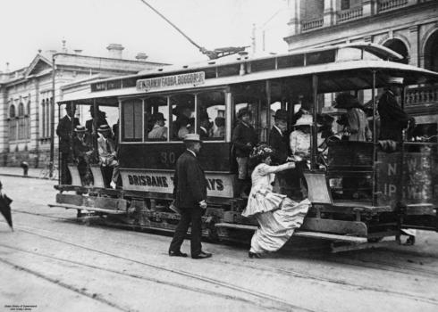 StateLibQld_1_48448_Woman_getting_on_a_tram,_Brisbane,_1910-1920